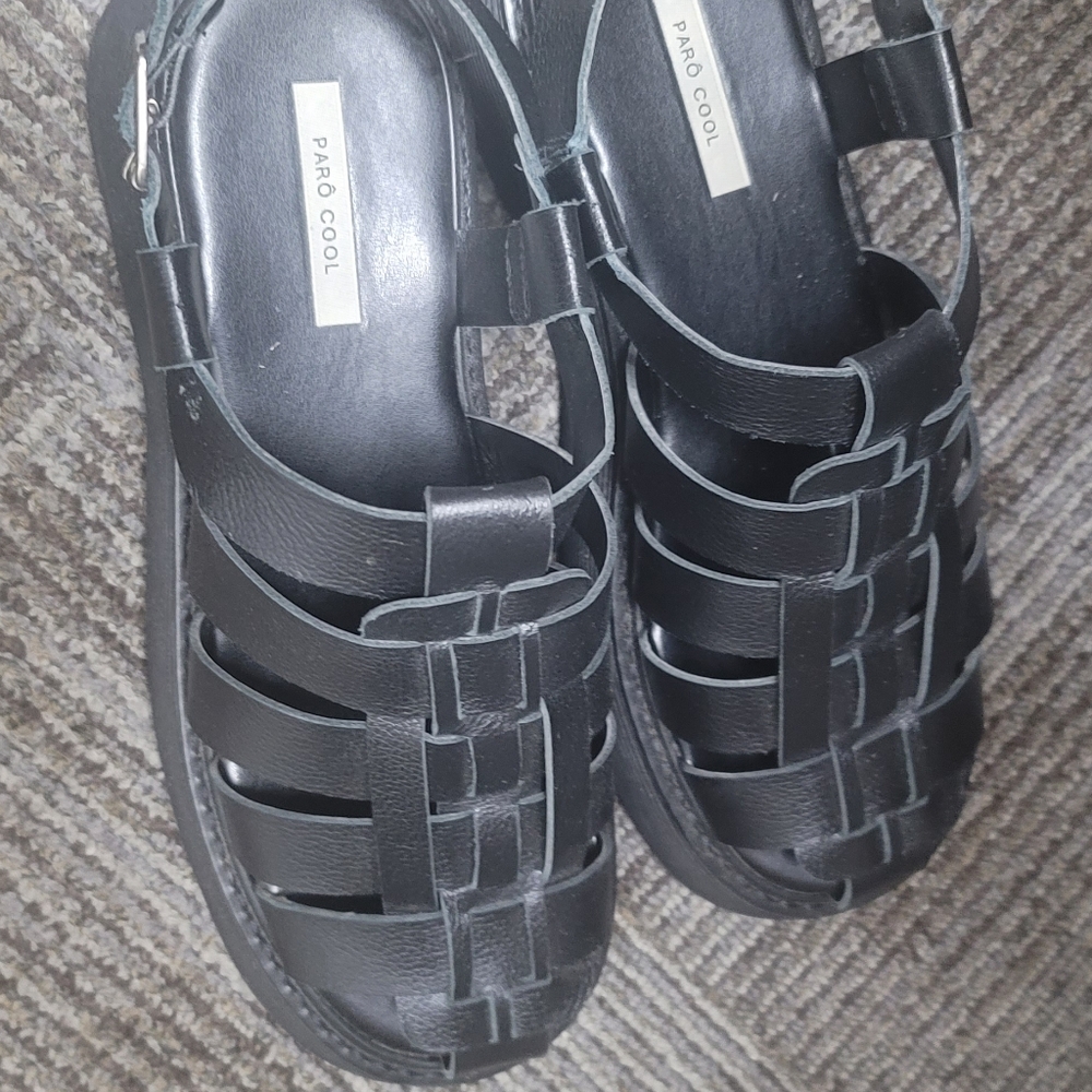 Confort black lether shoes.